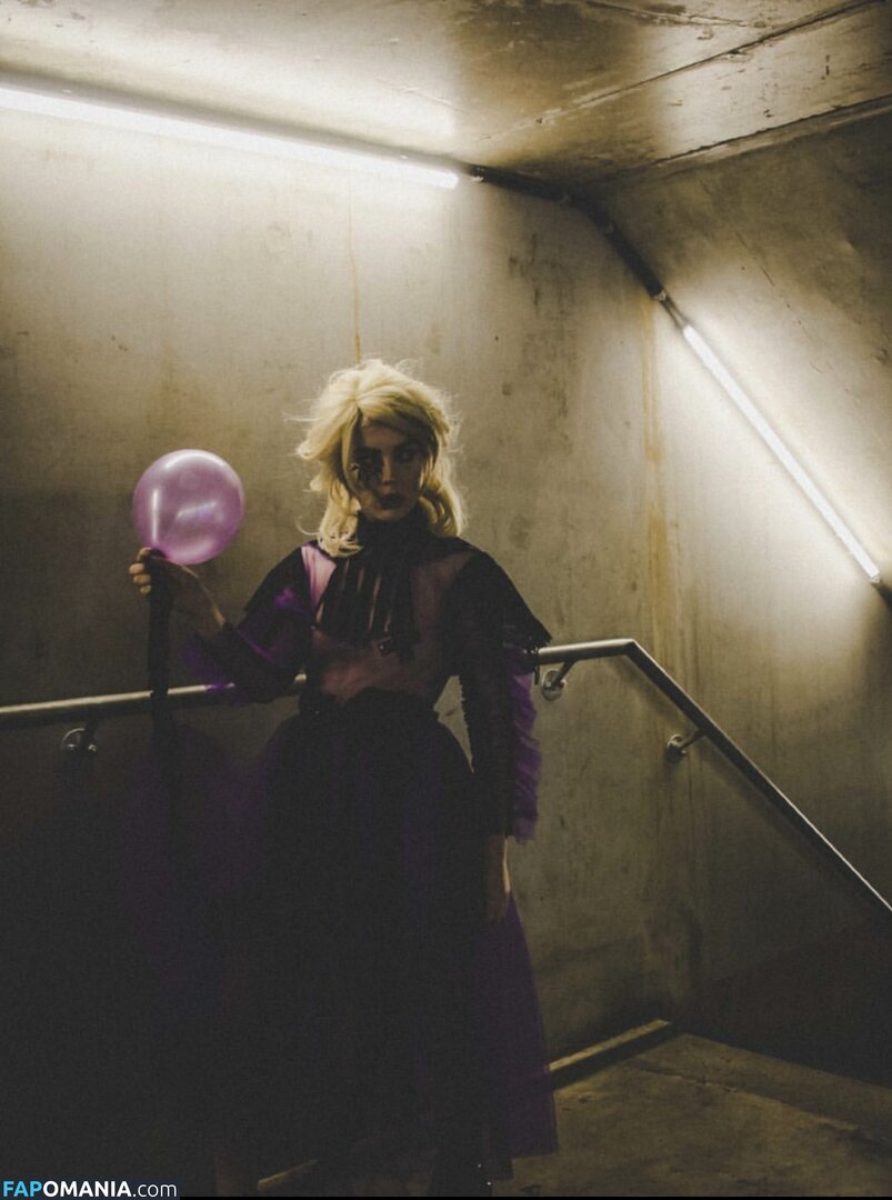 Izzy Phillips Nu Photo fuitée #16