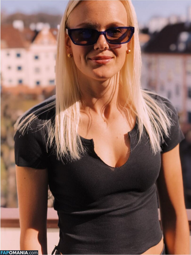 Karina SСvik Nu Photo fuitée #6