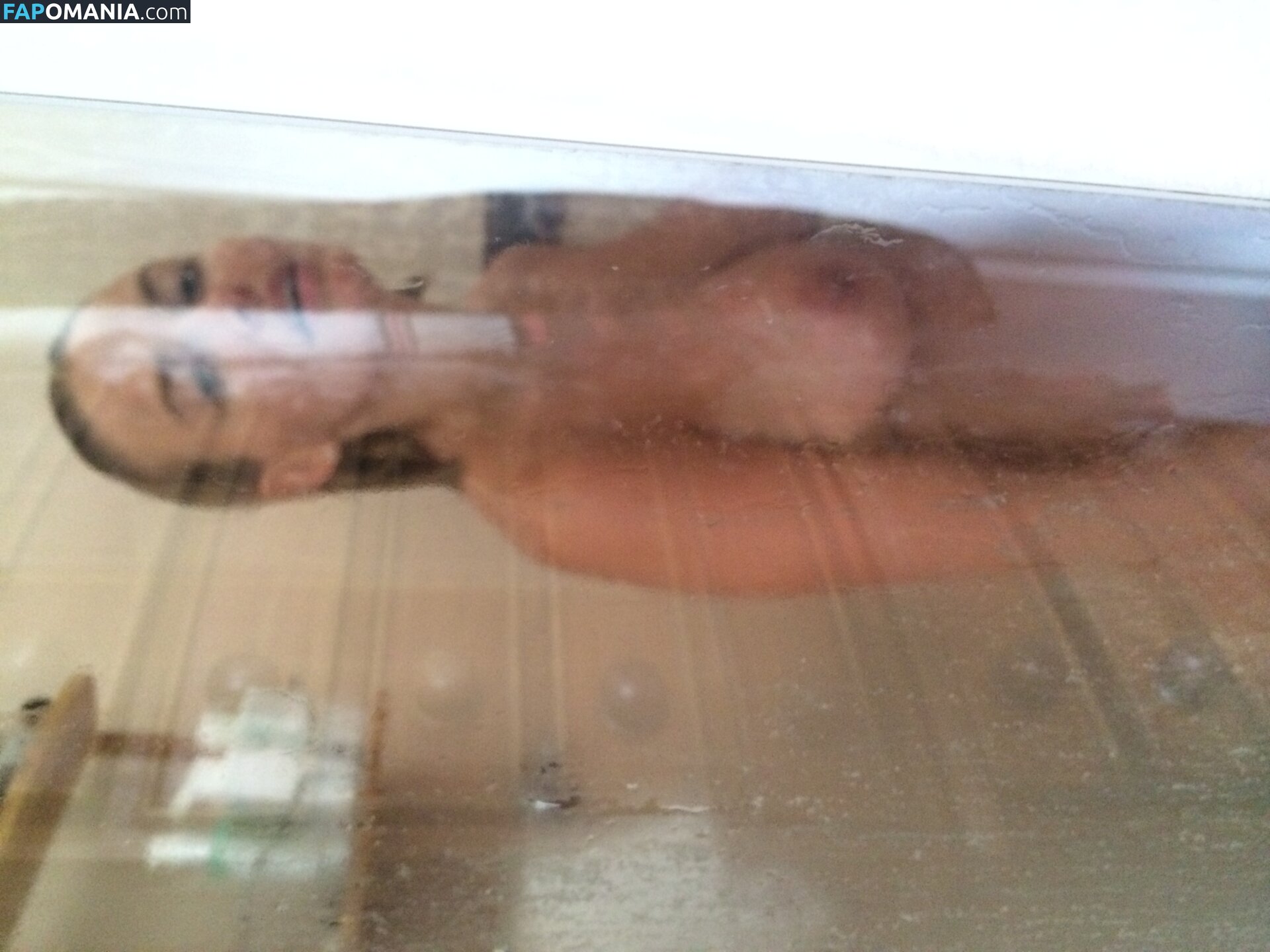 Lara Bingle Nu Photo fuitée #226