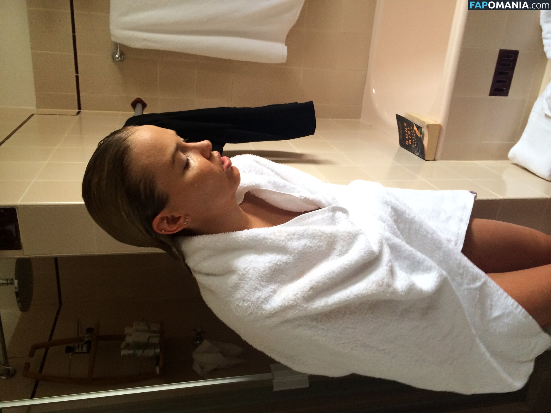 Lara Bingle Nu Photo fuitée #254