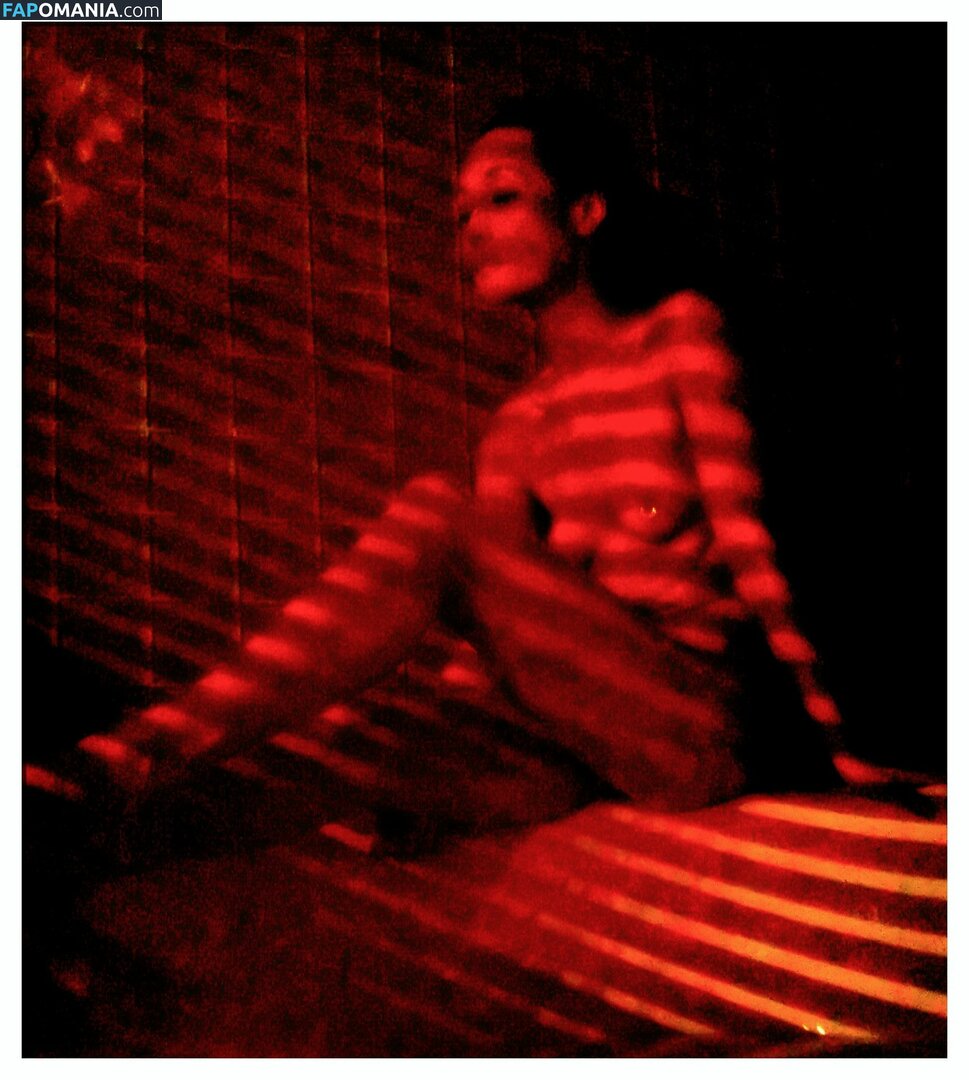 Maggie Q Nu Photo fuitée #5