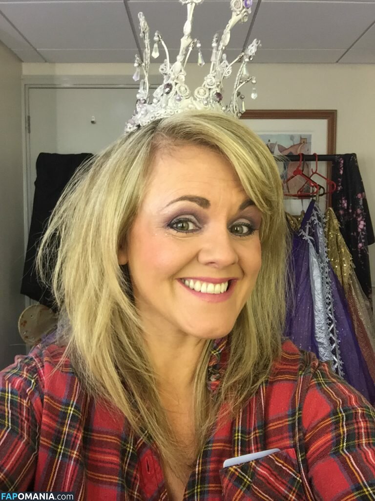 Sally Lindsay Nu Photo fuitée #1