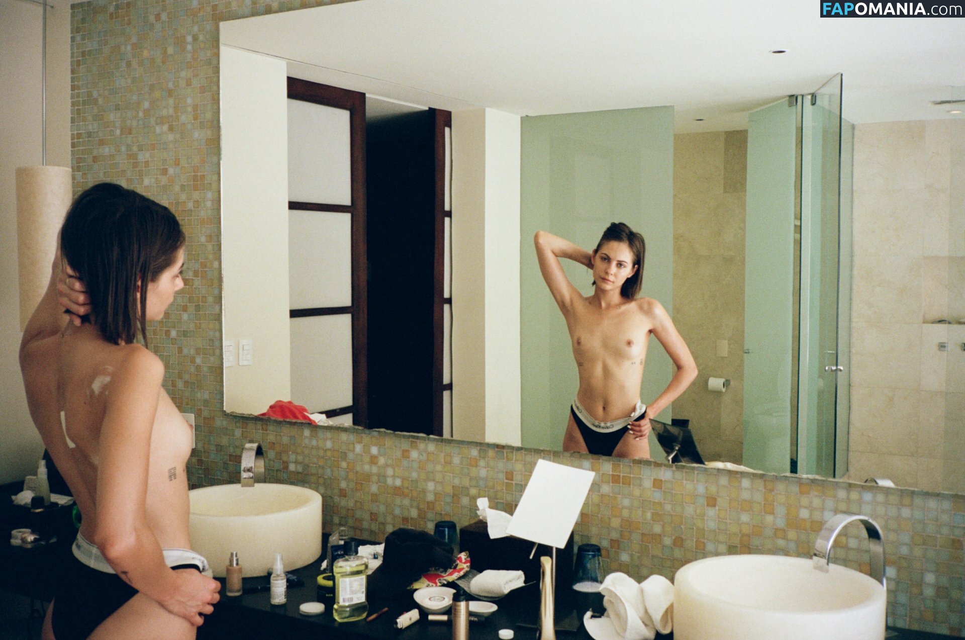 Willa Holland Nu Photo fuitée #39
