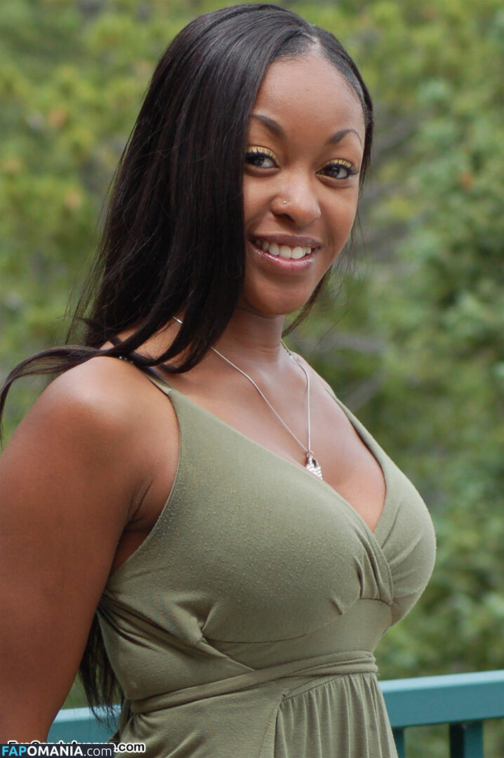 Amber Avenue Nu OnlyFans  Photo fuitée #8