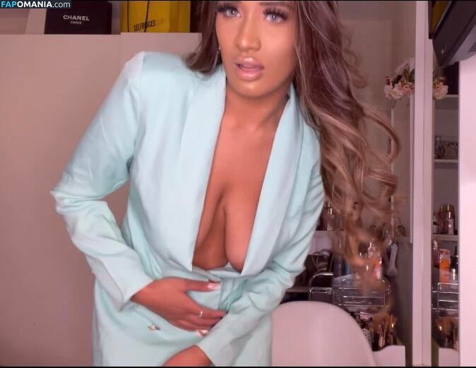 Amina Iqbal / xminaaa_ Nu OnlyFans  Photo fuitée #1