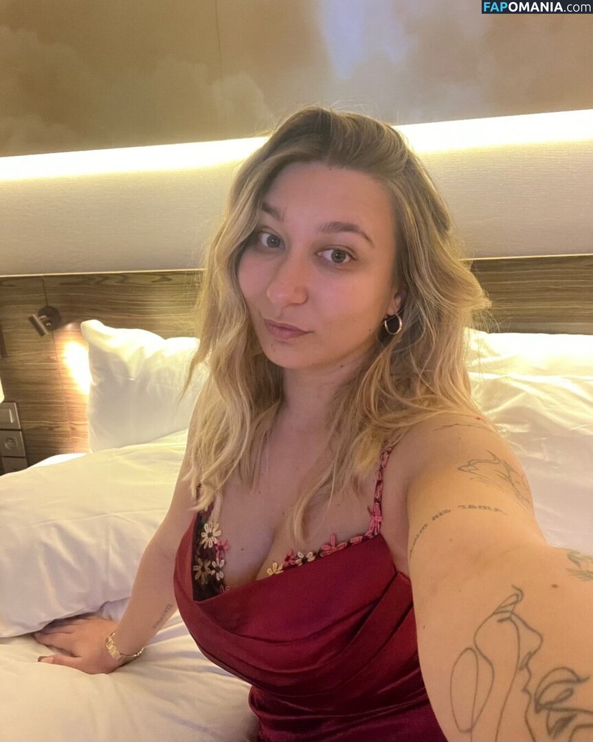 Apoline Perret / apolineprrt / shaniaperrett Nu OnlyFans  Photo fuitée #3