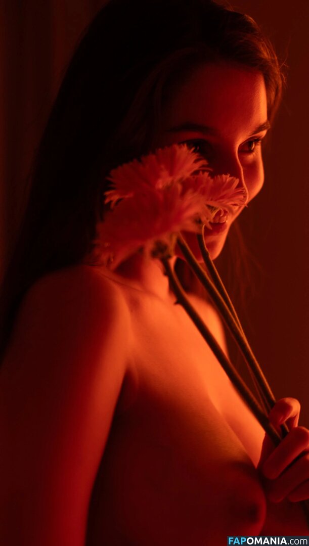 Avrelia Amaris Nu OnlyFans  Photo fuitée #8