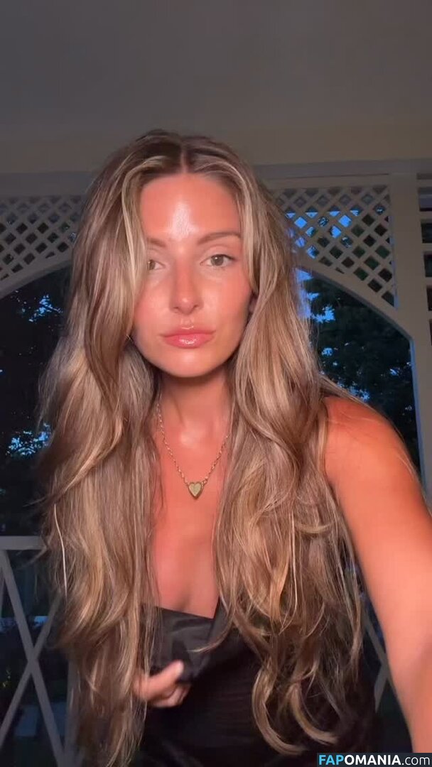 Carla Bezanson / carlabezanson Nu OnlyFans  Photo fuitée #3