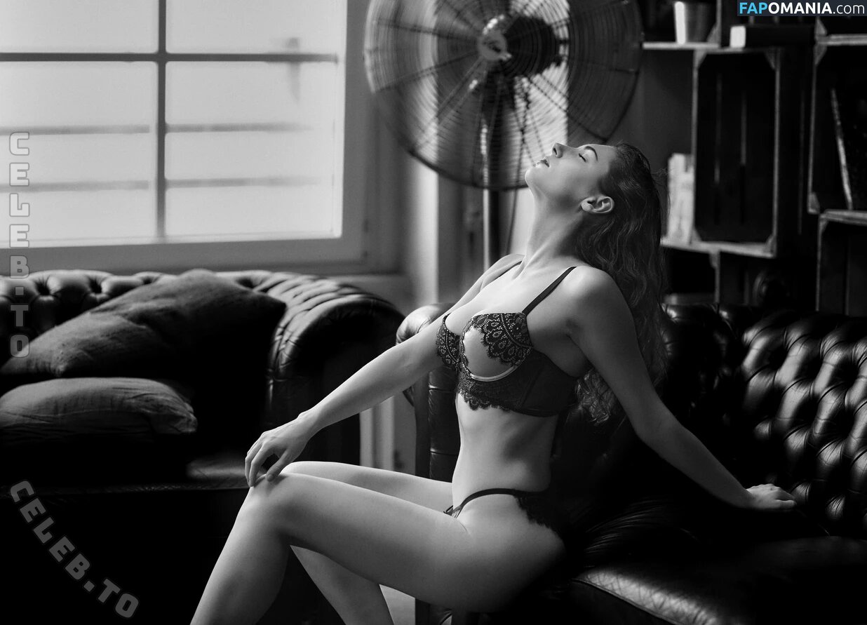 caro_petitemodel / petitemodelCaro Nu OnlyFans  Photo fuitée #3