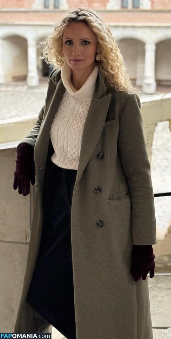 Dr Suzannah Lipscomb / https: / sixteenthcgirl Nu OnlyFans  Photo fuitée #1
