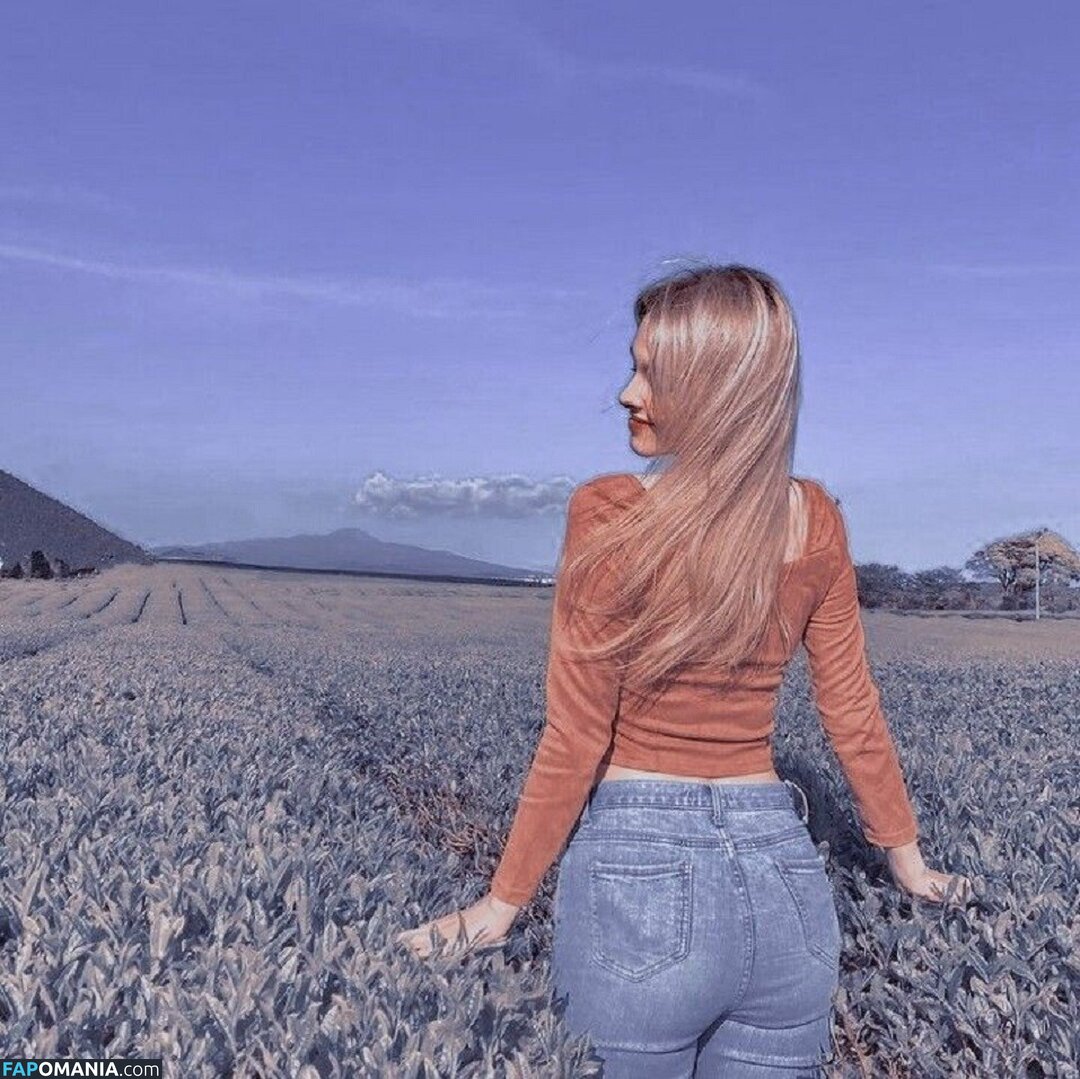Elina Karimova / elina_4_22 Nu OnlyFans  Photo fuitée #14