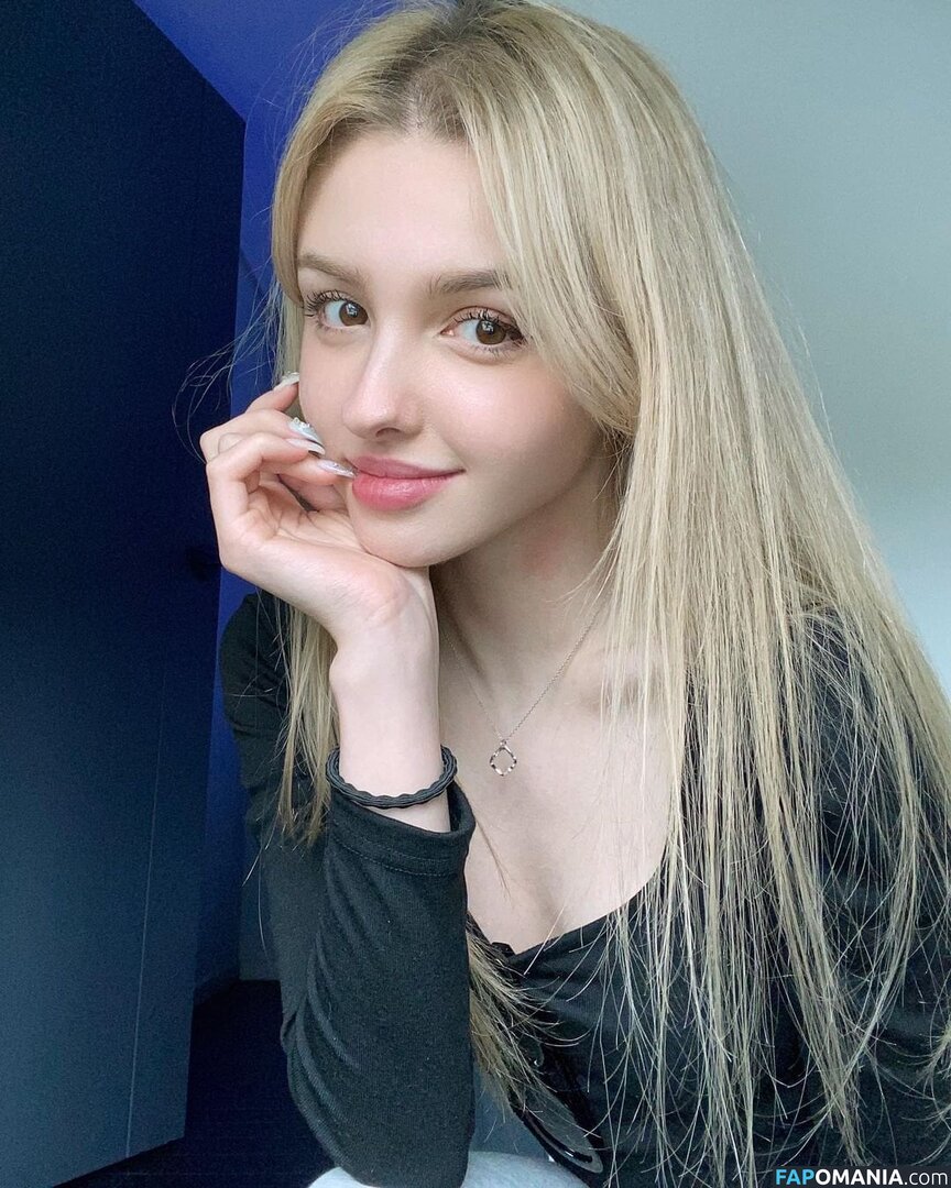 Elina Karimova / elina_4_22 Nu OnlyFans  Photo fuitée #17