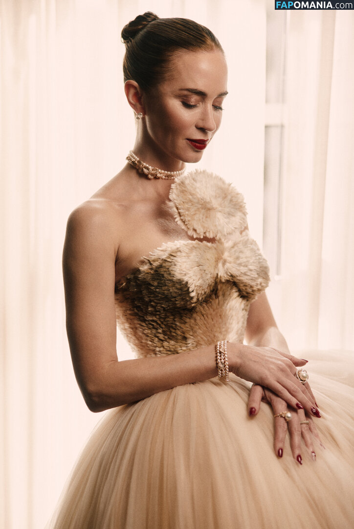 Emily Blunt / _emily_blunt_ / twogirlsoneblunt Nu OnlyFans  Photo fuitée #459