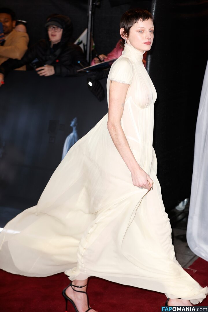 Emma Corrin / emmalouisecorrin Nu OnlyFans  Photo fuitée #4