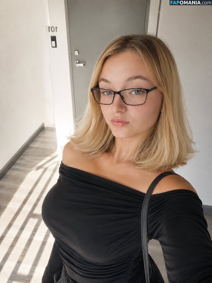 Esmjeej / esmjeejj Nu OnlyFans  Photo fuitée #3