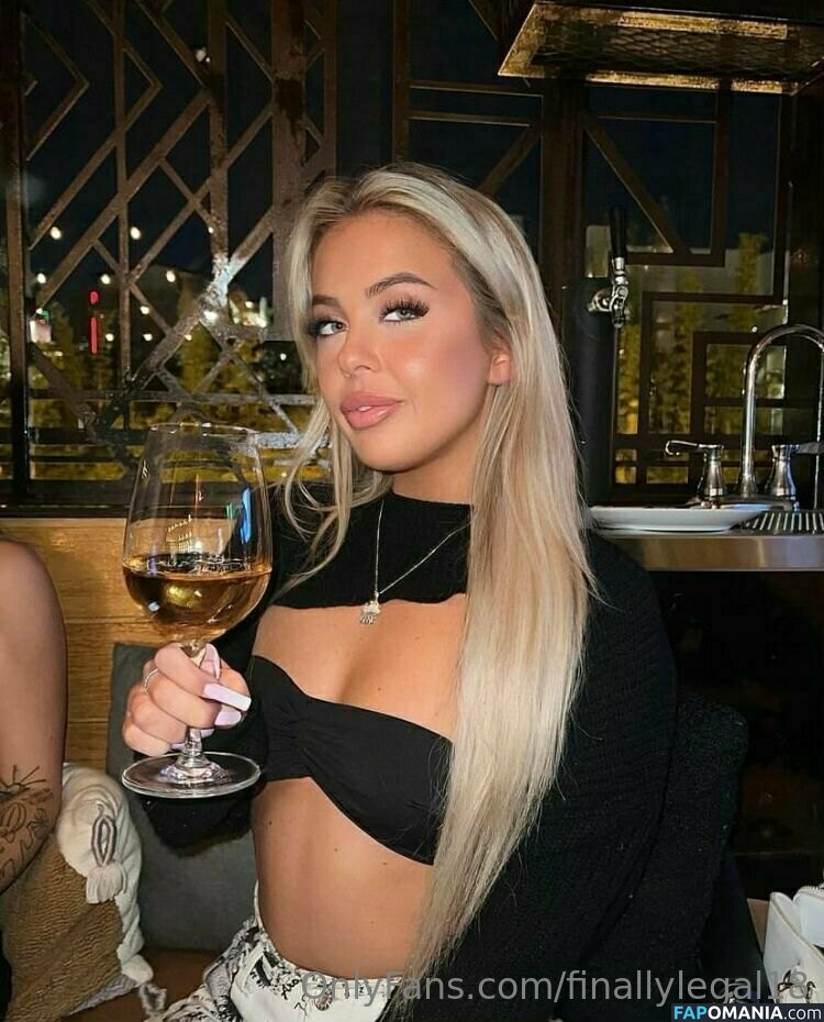 finallylegal18 / hazel_beauti Nu OnlyFans  Photo fuitée #472