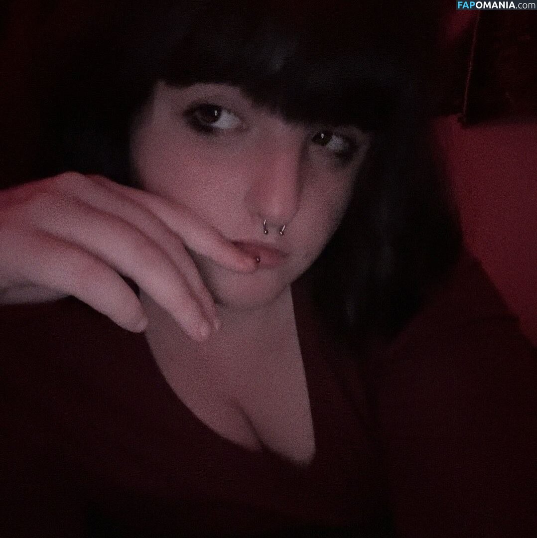 Myka / floral.and.fading._ / lets.cheers.t0.this Nu OnlyFans  Photo fuitée #2