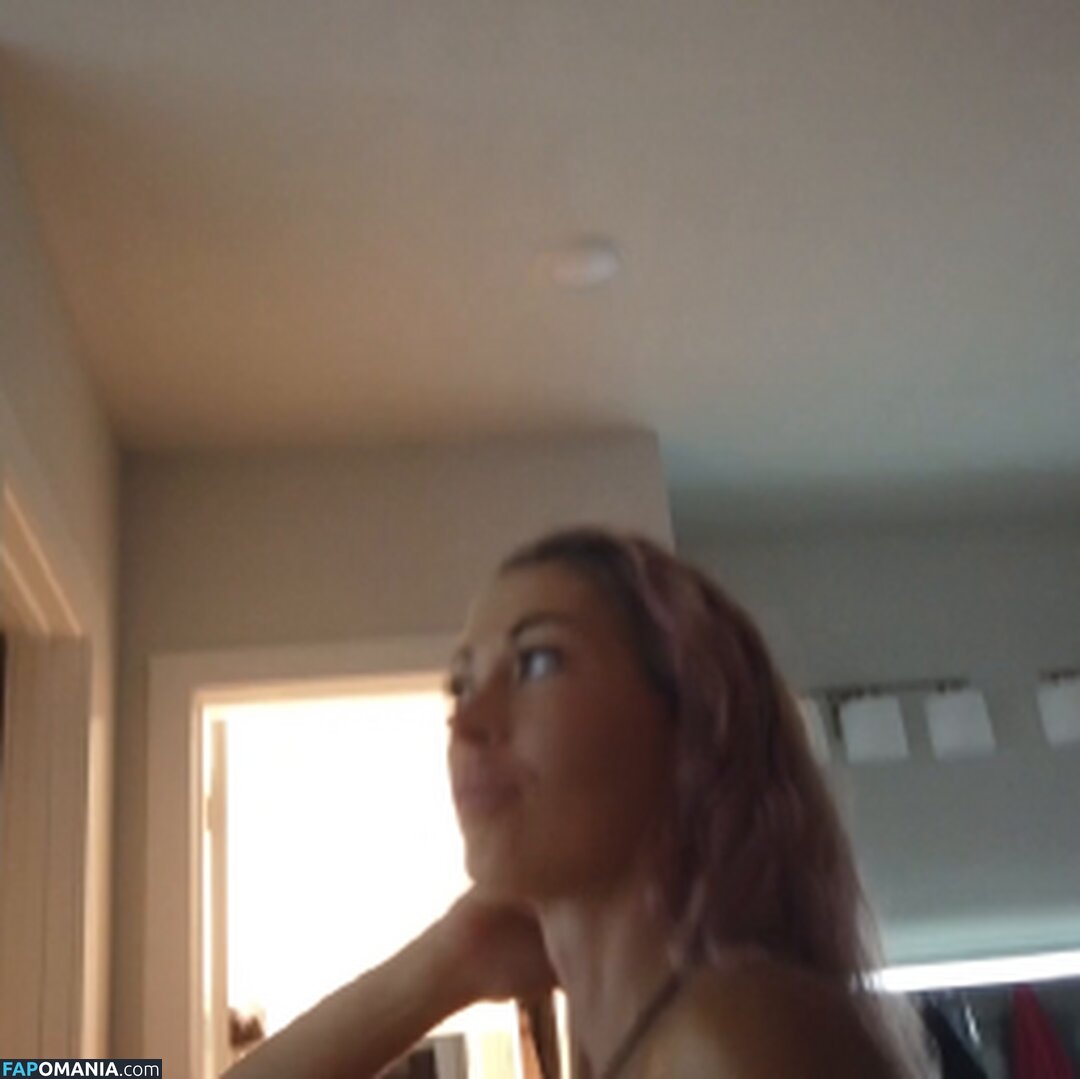 HOLLYHOTWIFE / Holly Hotwife Nu OnlyFans  Photo fuitée #124