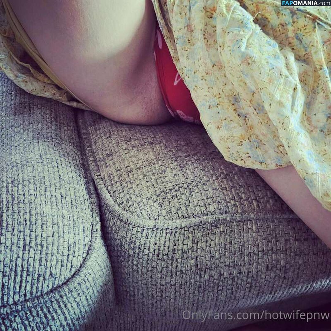Hotwife J / hotwife_J / hotwifepnw / https: Nu OnlyFans  Photo fuitée #4