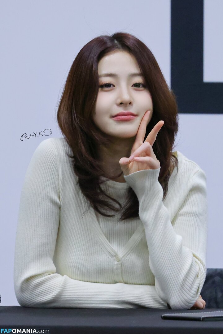 Huh Yunjin 허윤진 / LESSERAFIM / yunjin_lesserafims Nu OnlyFans  Photo fuitée #4
