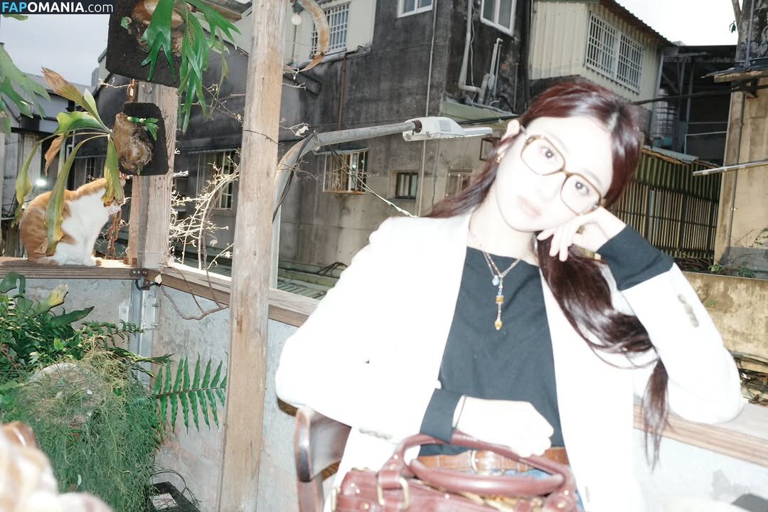Huh Yunjin 허윤진 / LESSERAFIM / yunjin_lesserafims Nu OnlyFans  Photo fuitée #13