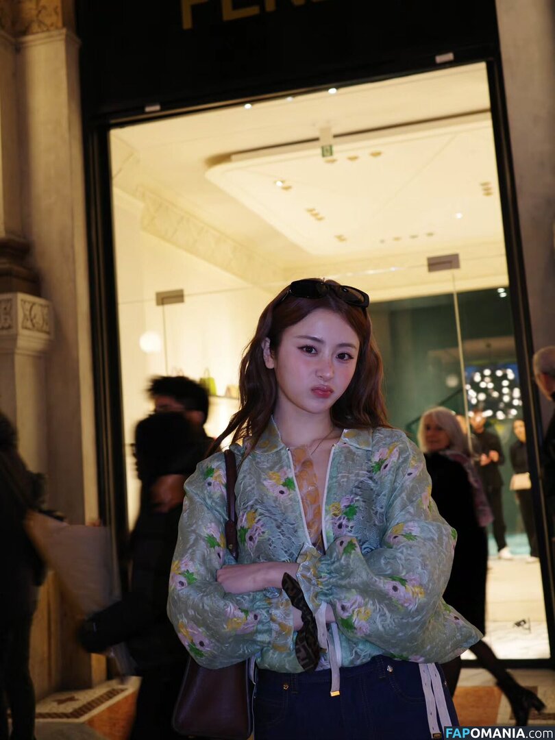 Huh Yunjin 허윤진 / LESSERAFIM / yunjin_lesserafims Nu OnlyFans  Photo fuitée #32