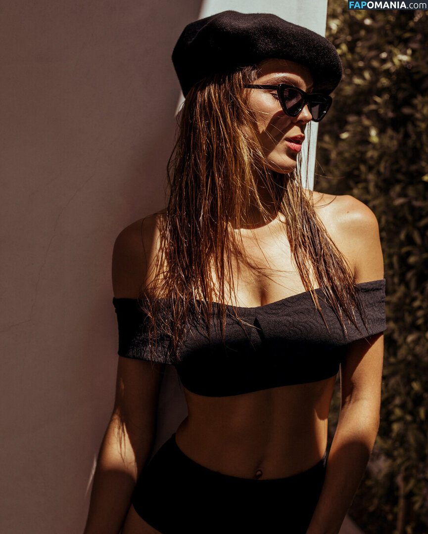Iris Mittenaere / irismittenaere / summerxiris Nu OnlyFans  Photo fuitée #39