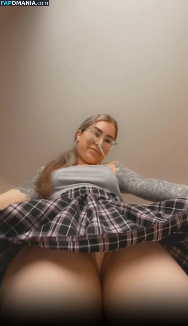 Jen Brett / JenBretty / therealjenbretty Nu OnlyFans  Photo fuitée #817