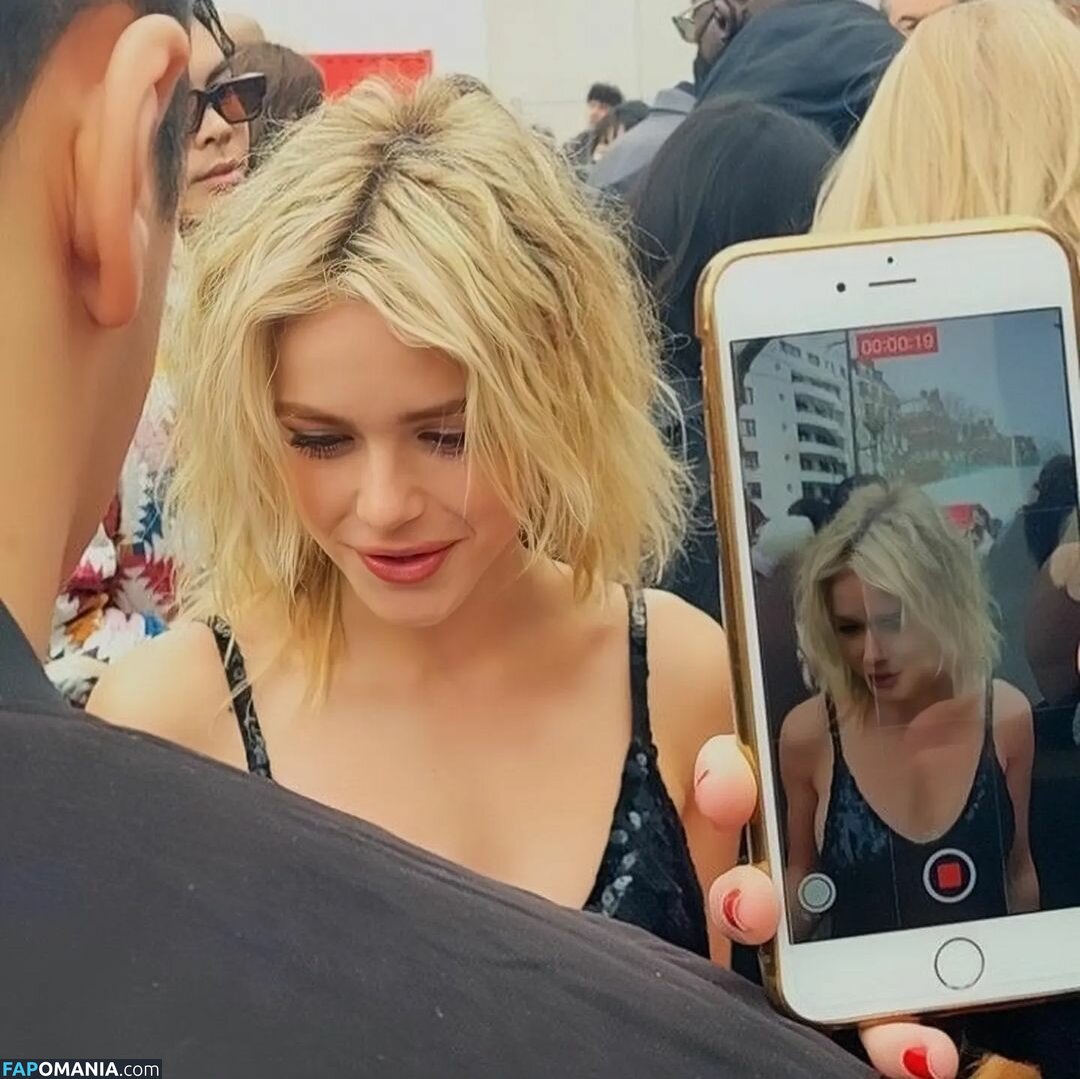 AdventuresSabrina / Kiernan Shipka / kiernanshipka Nu OnlyFans  Photo fuitée #496
