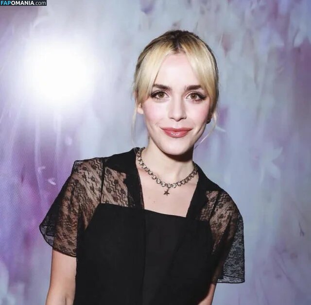 AdventuresSabrina / Kiernan Shipka / kiernanshipka Nu OnlyFans  Photo fuitée #869