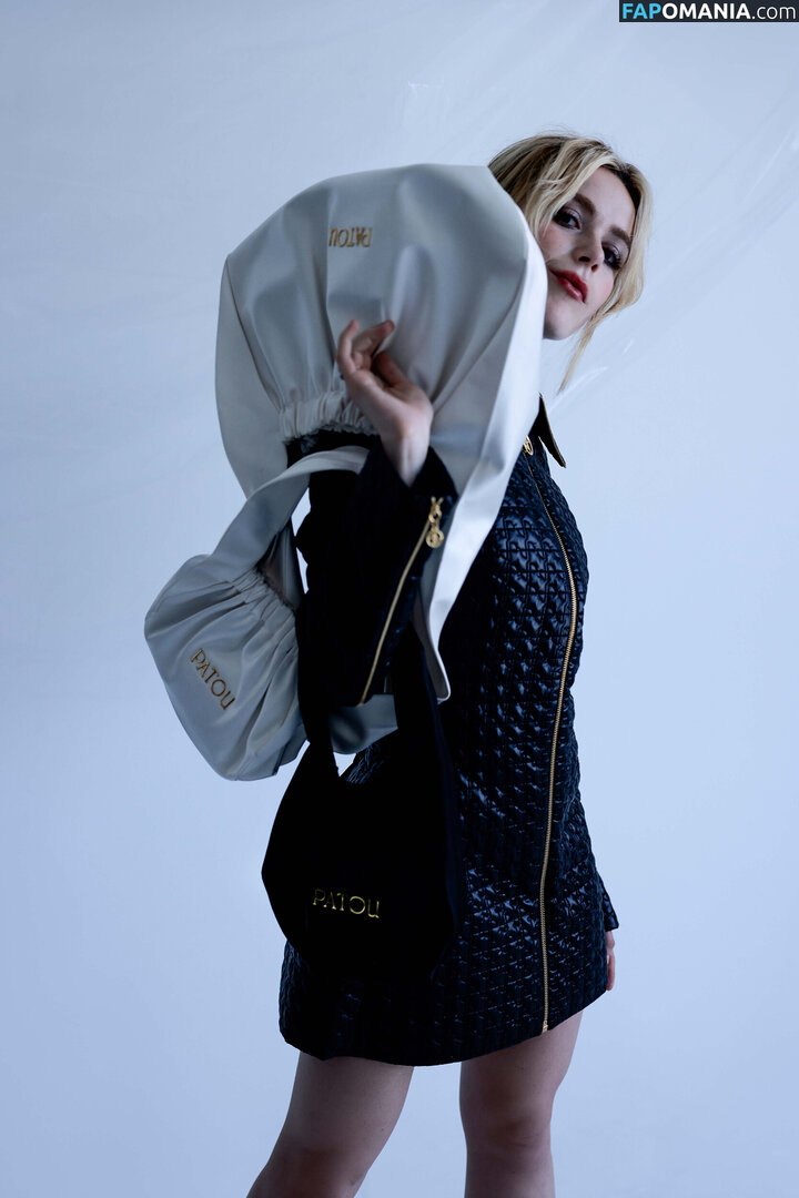 AdventuresSabrina / Kiernan Shipka / kiernanshipka Nu OnlyFans  Photo fuitée #1532