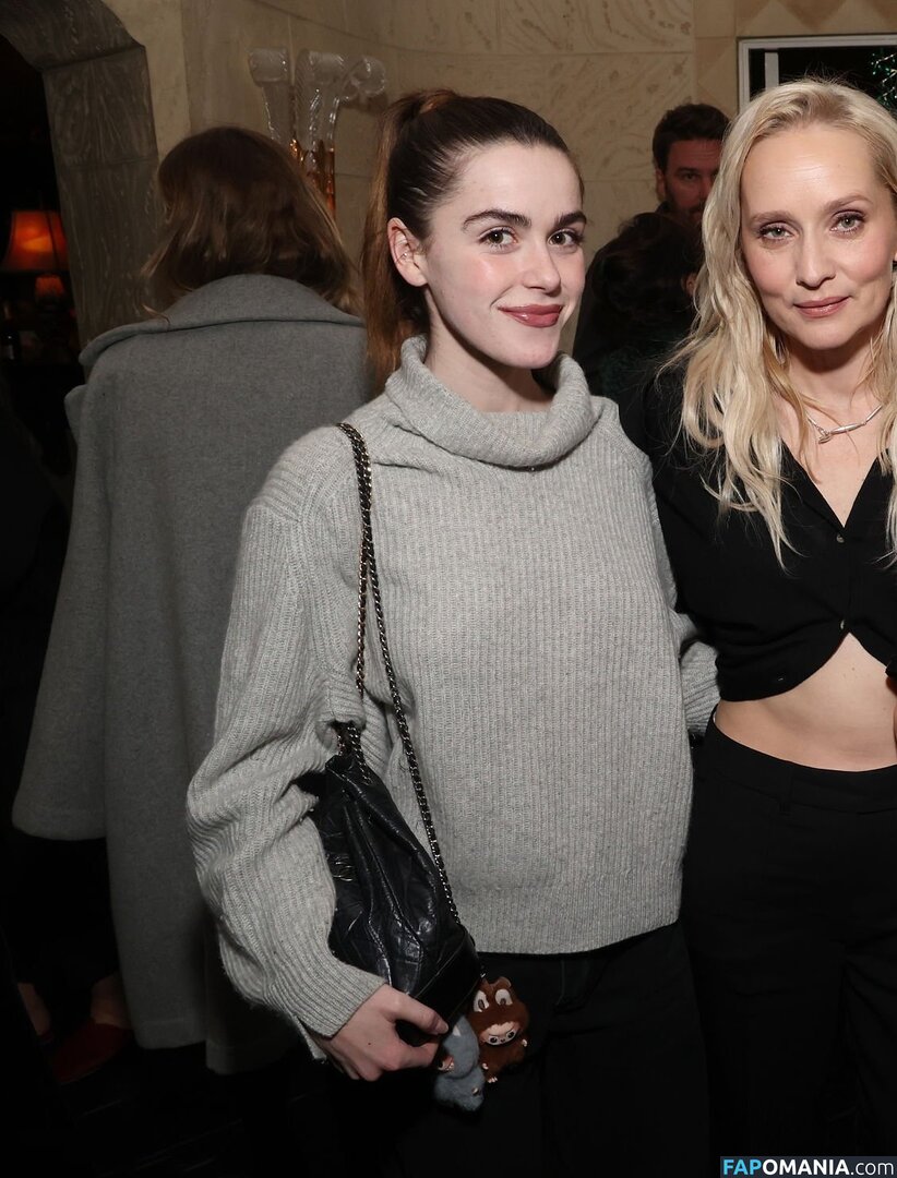 AdventuresSabrina / Kiernan Shipka / kiernanshipka Nu OnlyFans  Photo fuitée #1551