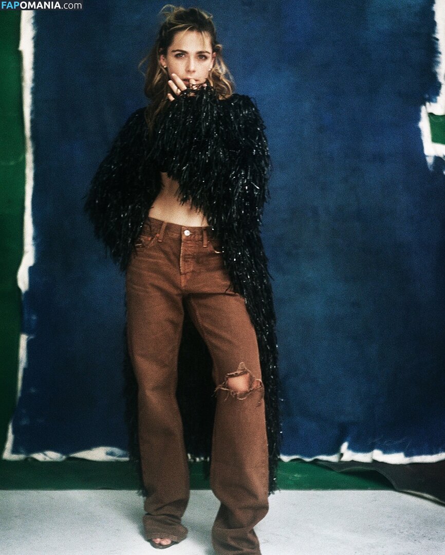 AdventuresSabrina / Kiernan Shipka / kiernanshipka Nu OnlyFans  Photo fuitée #1554