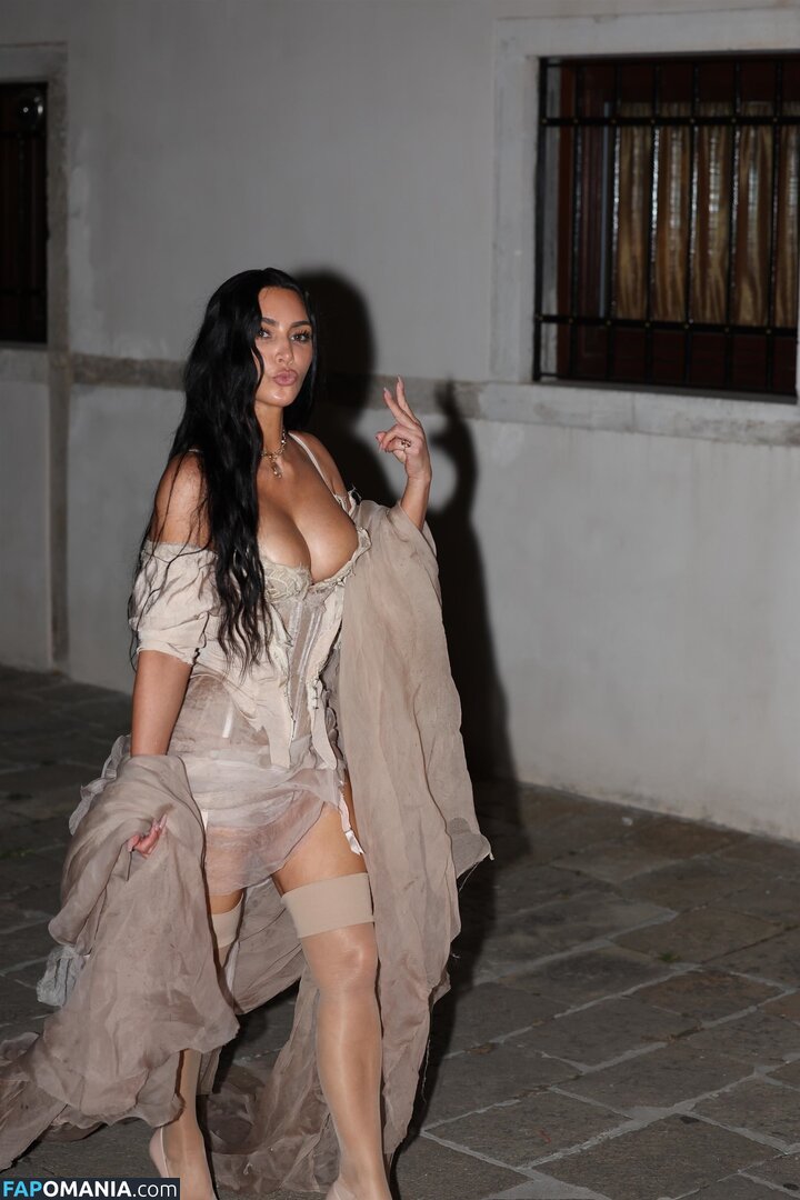Kim Kardashian / kimkadarshian / kimkardashian Nu OnlyFans  Photo fuitée #23