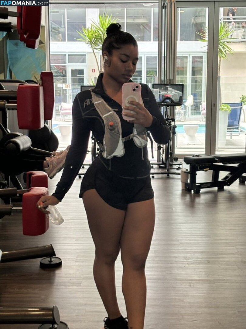 Kyylareneee / kurlykyy / kurrlyyy / kyylarenee Nu OnlyFans  Photo fuitée #15