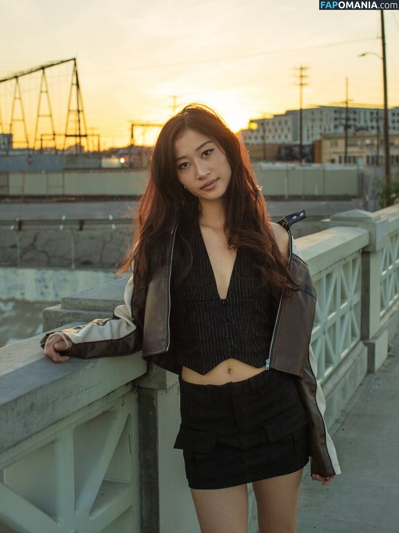 Famous Asian tiktoker / Leenda Dong / leendadong / leendaphotodumps Nu OnlyFans  Photo fuitée #1