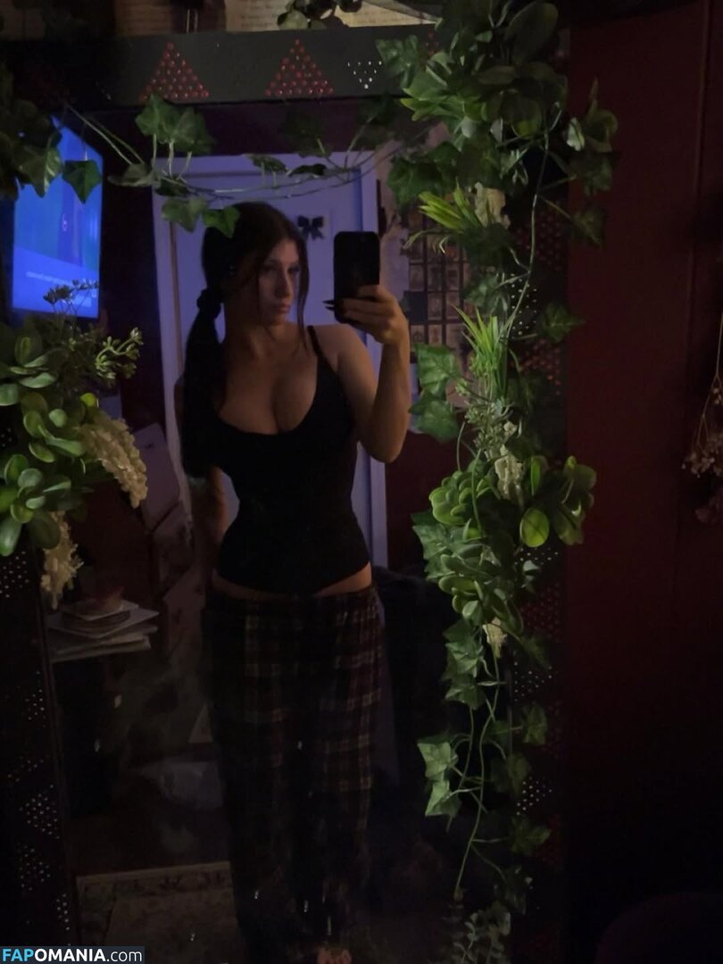 Lil Vampy / lil.vamppyy / lil_vampy Nu OnlyFans  Photo fuitée #1