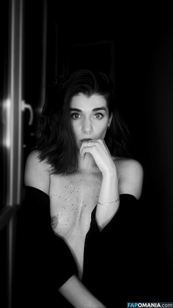 Little Satana / little.satana / s.satana_666 / tomnaya_satana Nu OnlyFans  Photo fuitée #34