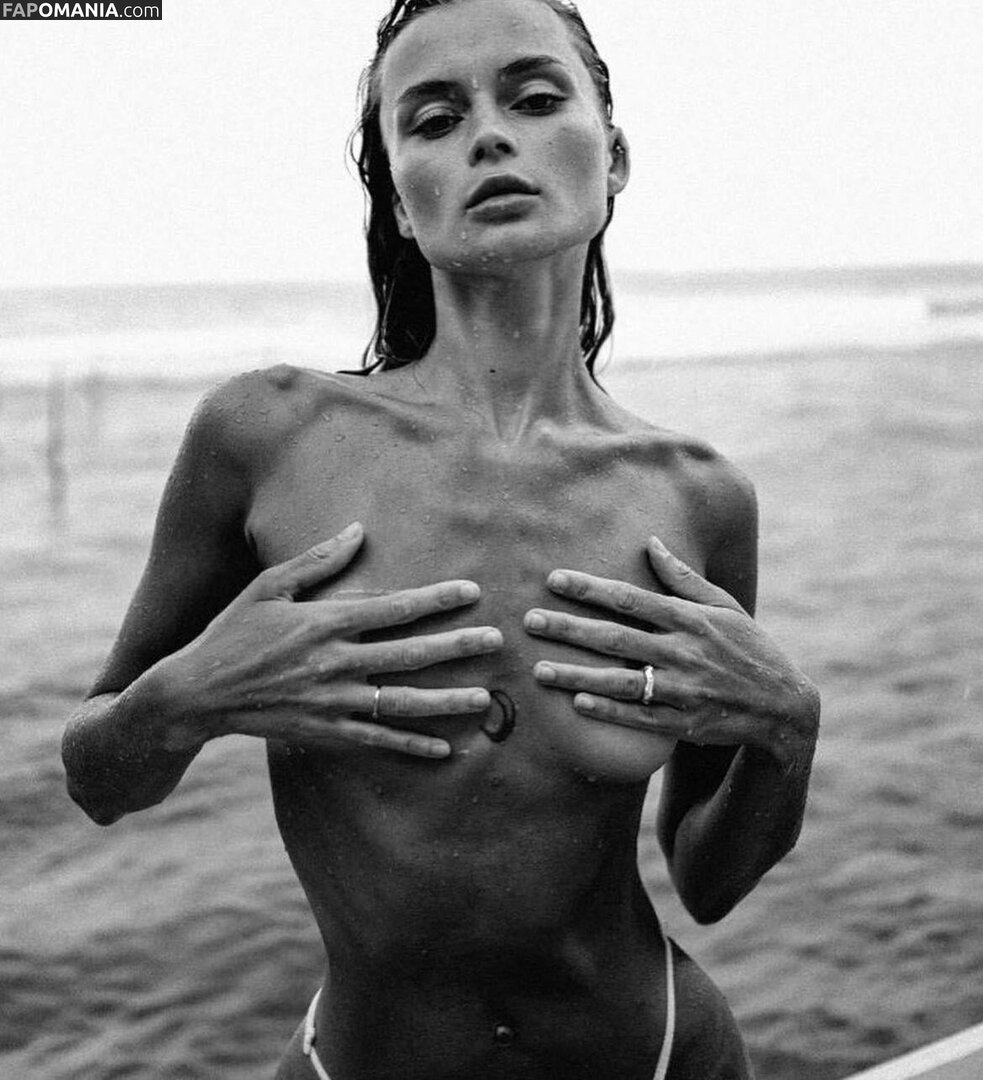 Lola Dikova / loladikovaa Nu OnlyFans  Photo fuitée #3
