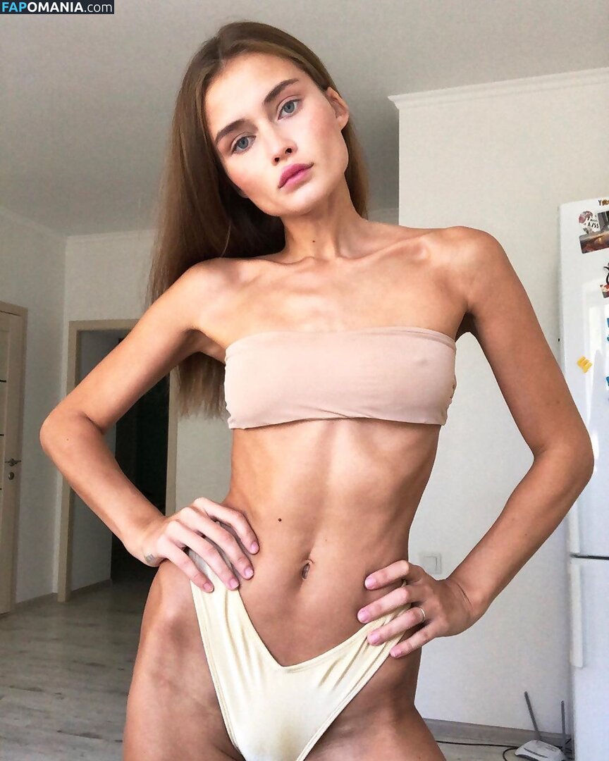 Lola Dikova / loladikovaa Nu OnlyFans  Photo fuitée #6