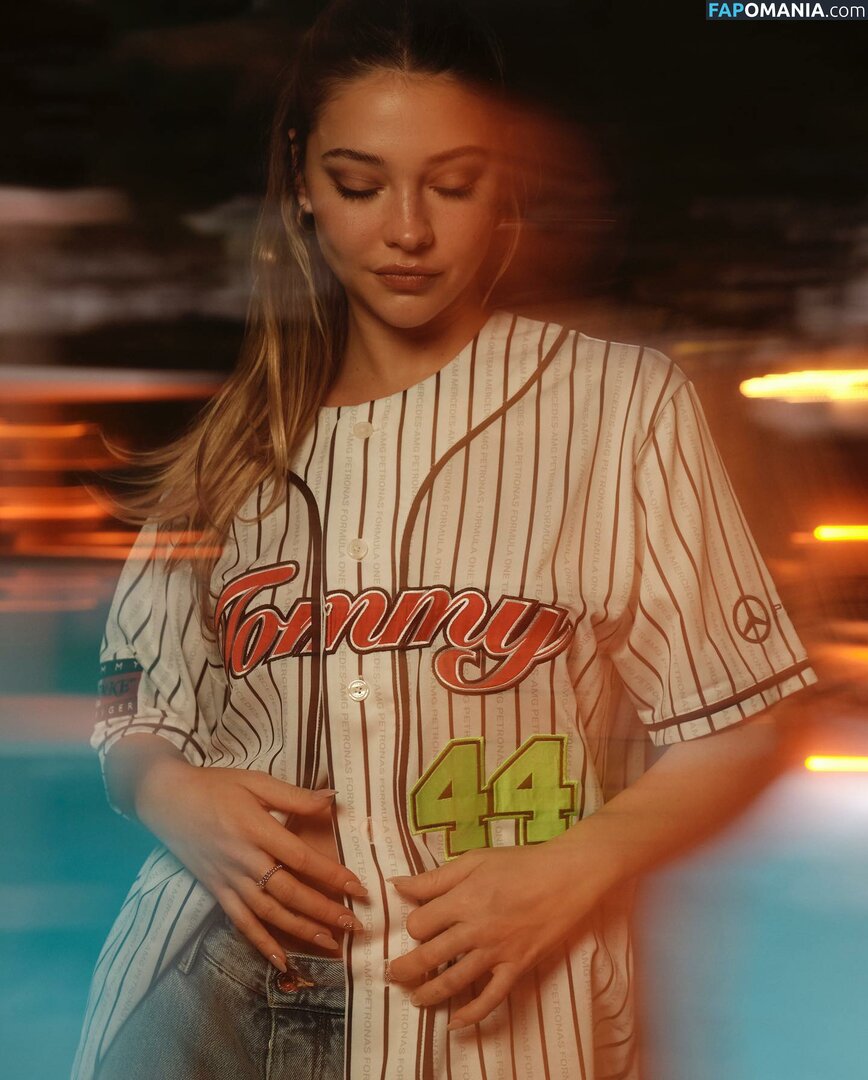 Madelyn Cline / madelyncline Nu OnlyFans  Photo fuitée #215