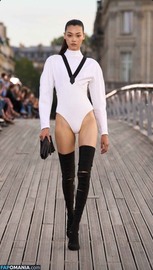 Mika Schneider / mikaschndr Nu OnlyFans  Photo fuitée #1