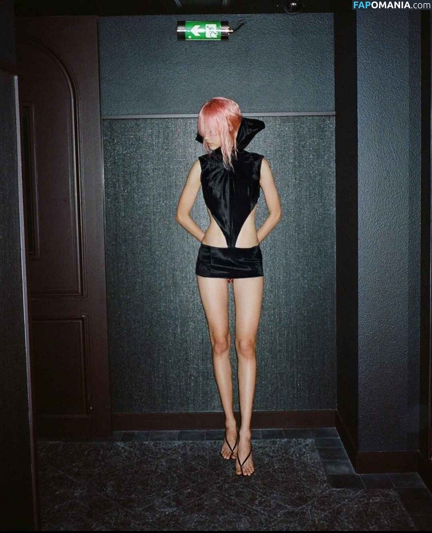 Mika Schneider / mikaschndr Nu OnlyFans  Photo fuitée #2