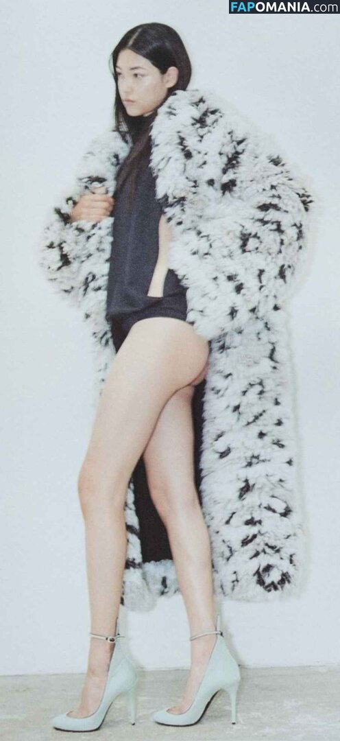 Mika Schneider / mikaschndr Nu OnlyFans  Photo fuitée #4