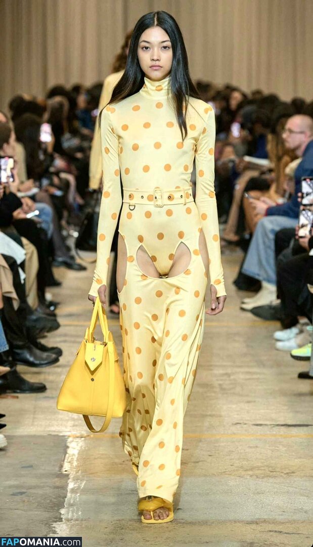 Mika Schneider / mikaschndr Nu OnlyFans  Photo fuitée #6