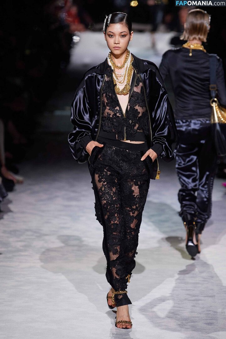 Mika Schneider / mikaschndr Nu OnlyFans  Photo fuitée #7