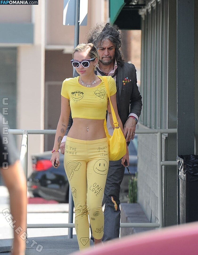 Miley Cyrus / https: / mileycyrus Nu OnlyFans  Photo fuitée #1