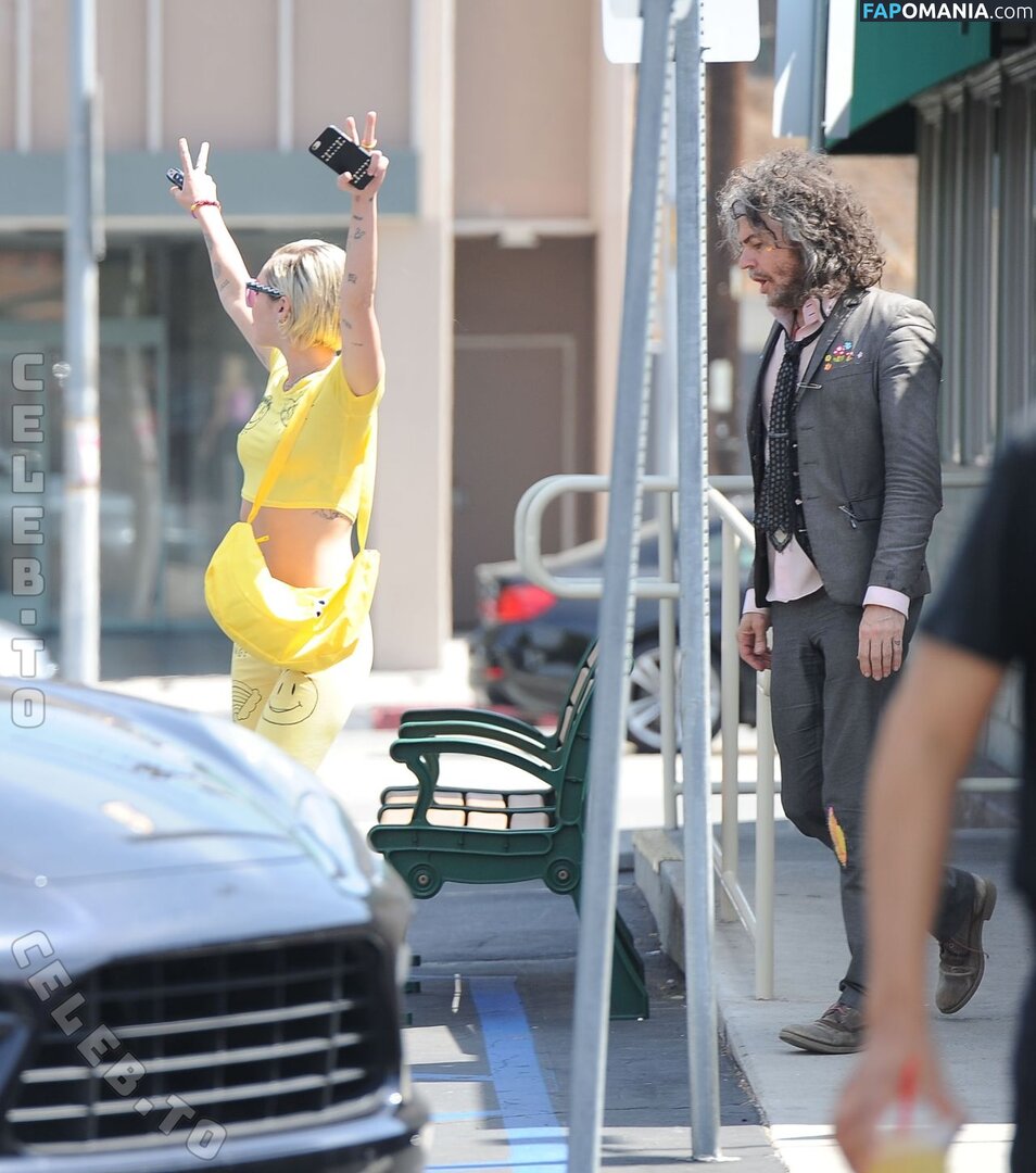 Miley Cyrus / https: / mileycyrus Nu OnlyFans  Photo fuitée #4