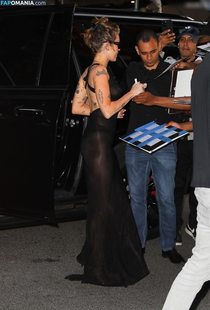 Miley Cyrus / https: / mileycyrus Nu OnlyFans  Photo fuitée #20