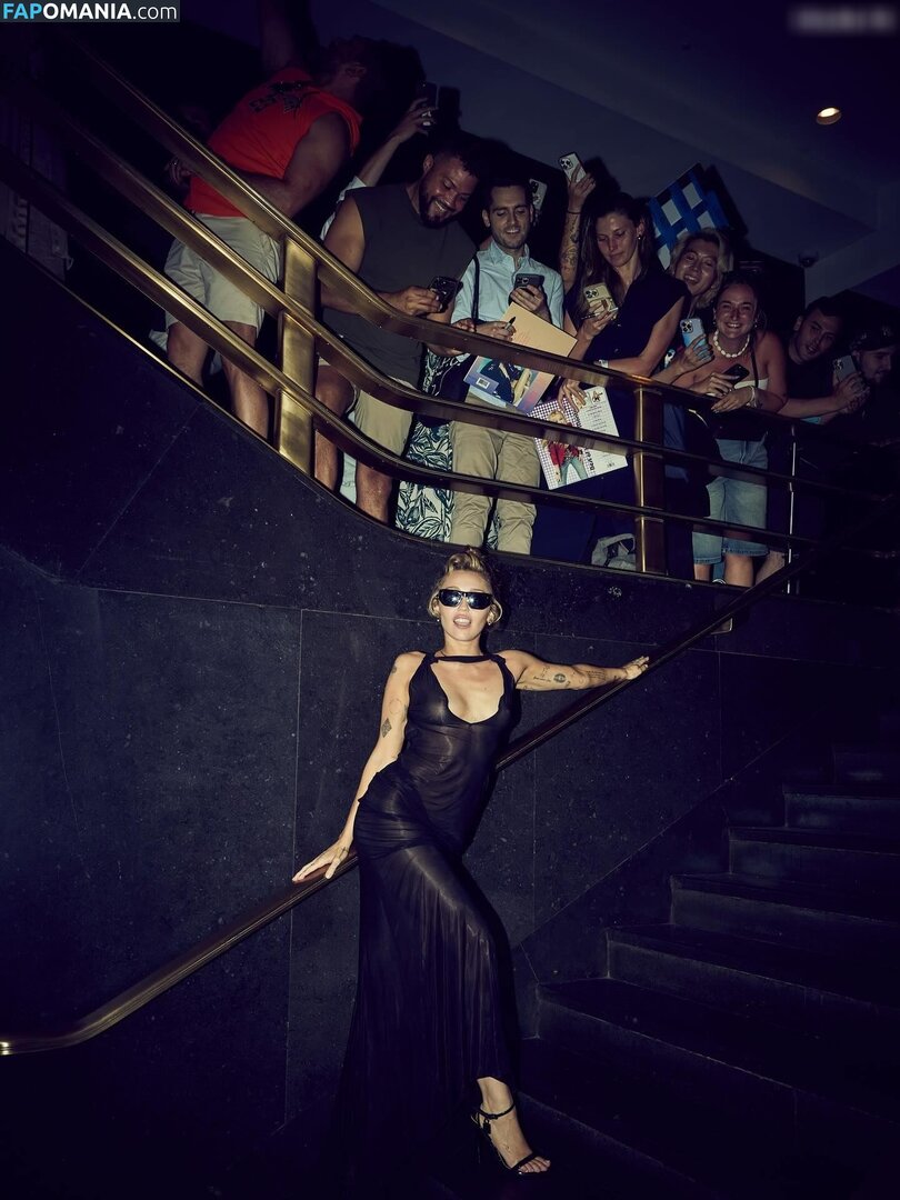 Miley Cyrus / https: / mileycyrus Nu OnlyFans  Photo fuitée #26